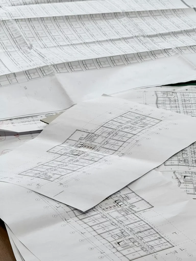 Plans d’architecture étalés sur une table