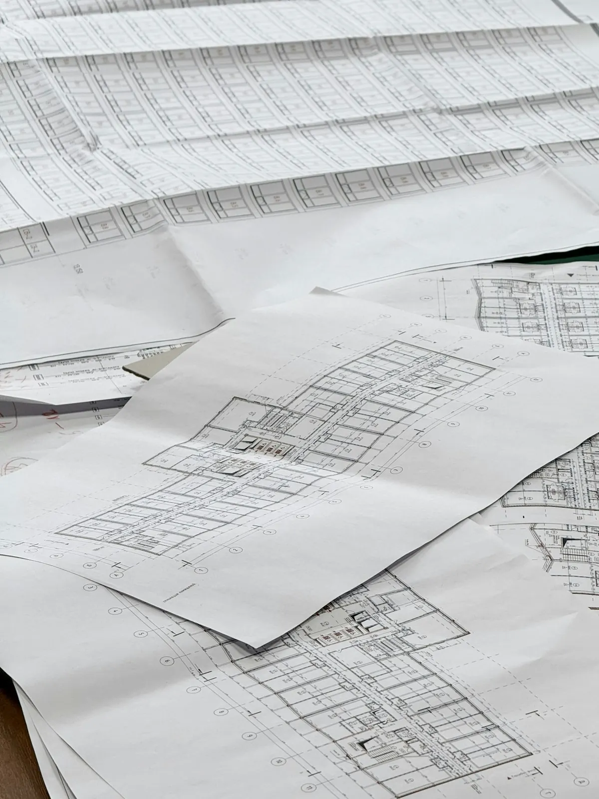 Plans d’architecture étalés sur une table