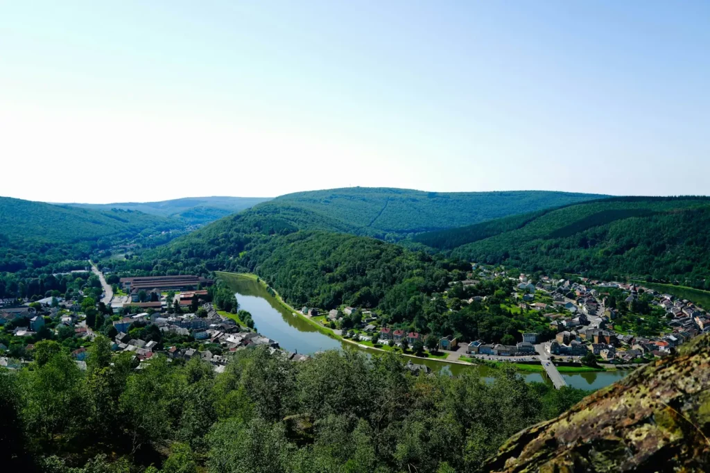Vallée boisée et maisons au bord d’une rivière